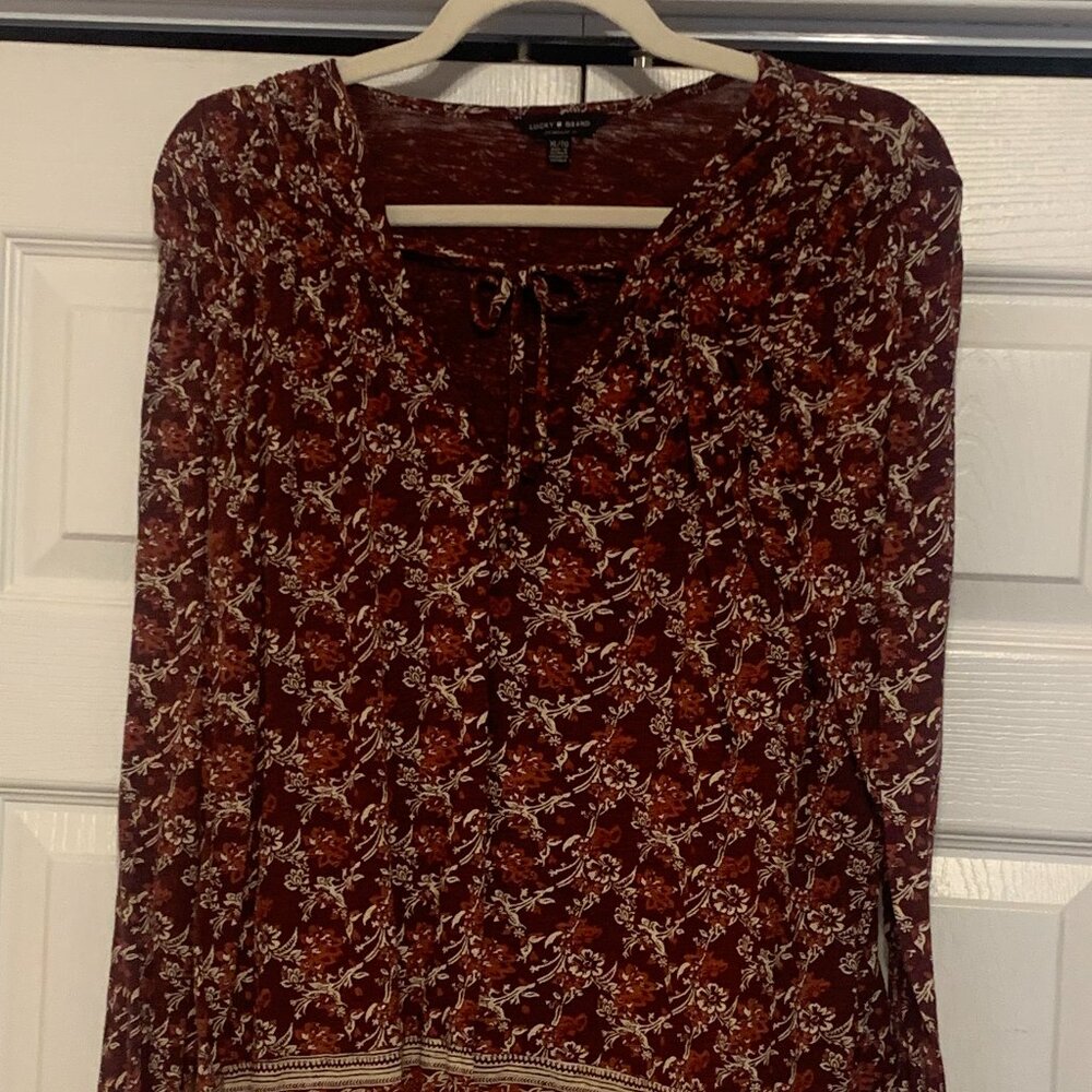 Super comfy and flattering Lucky Brand top, front tie XL